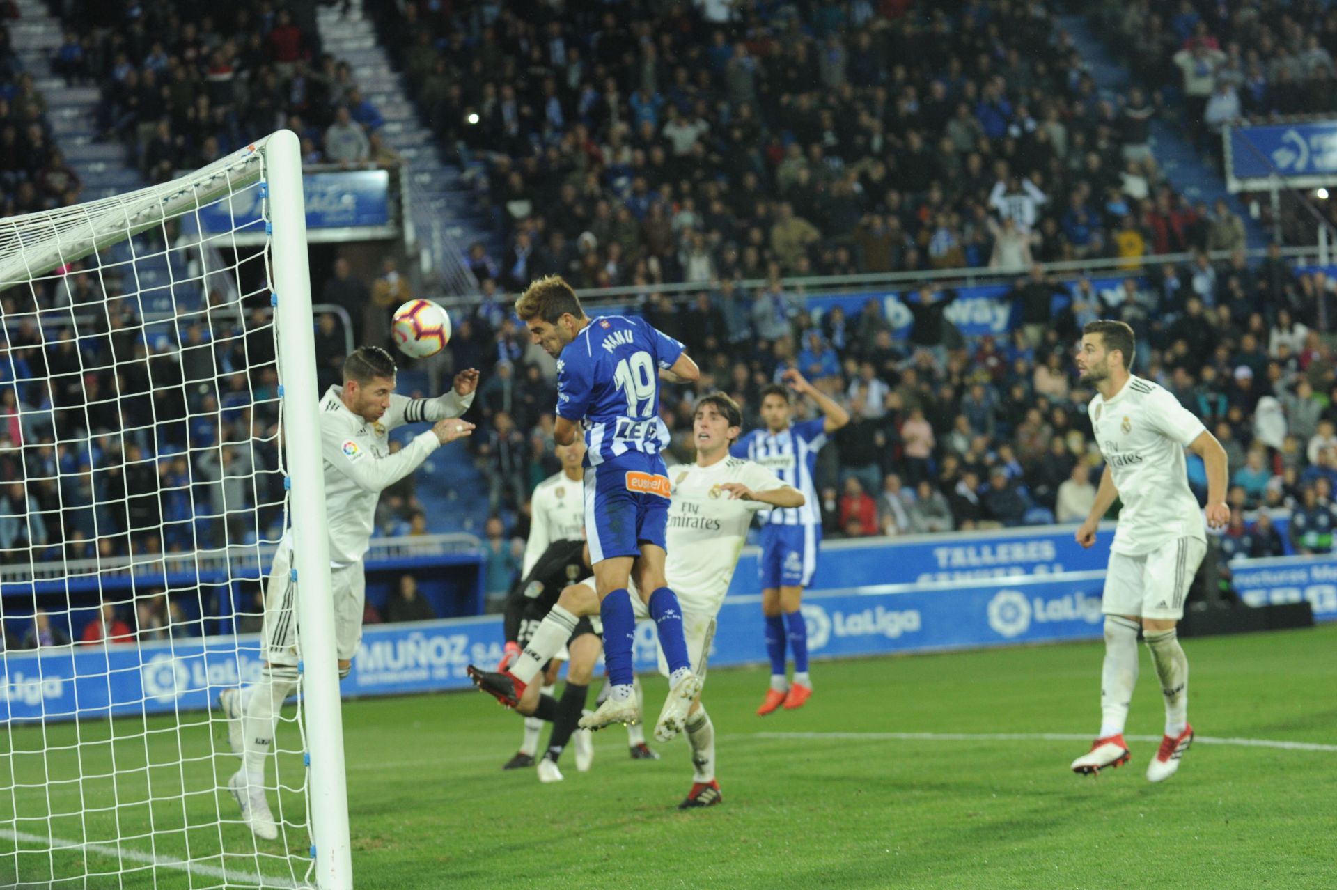El histórico triunfo liguero ante el Real Madrid en Mendizorroza llevó la firma de Manu García, que firmó un espectacular cabezazo ante Sergio Ramos.