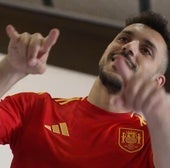 El primer posado de Aitor Paredes con la camiseta de la selección española