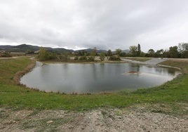 Vista de la balsa de Larragorri