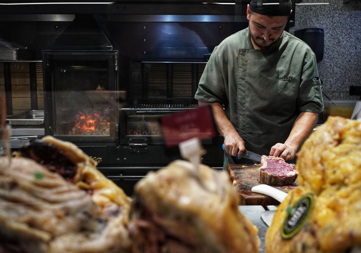 Imagen principal - El conocido restaurante de Bilbao que recomienda una influencer para comer chuleta: «De las mejores que he probado»
