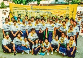 Imagen de 'Las chicas de oro', la primera cuadrilla de mujeres que reivindicó su presencia en las fiestas patronales en los años 90.