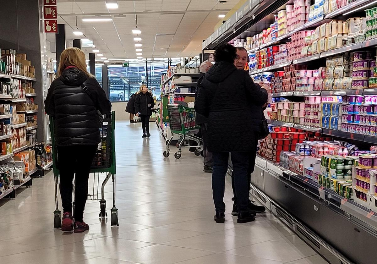 Clientes en Mercadona.