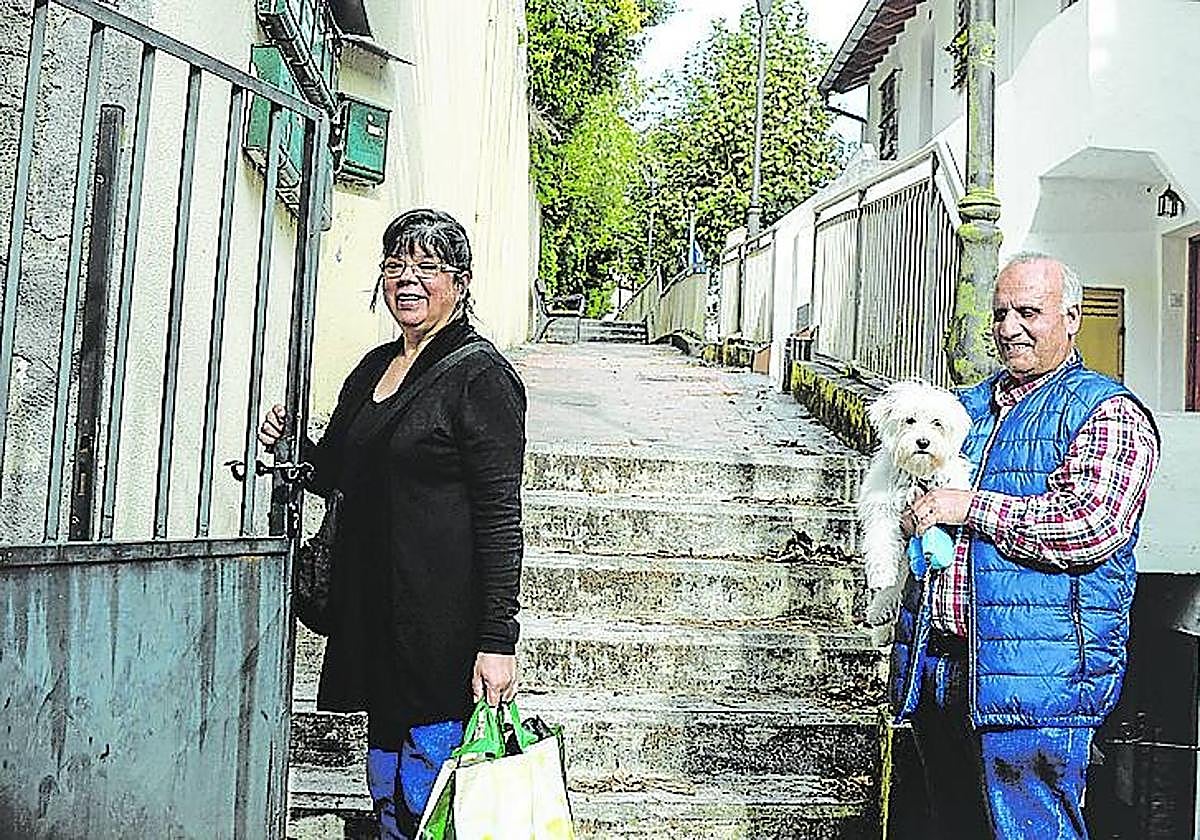 Dos vecinos del barrio de El Peñascal.