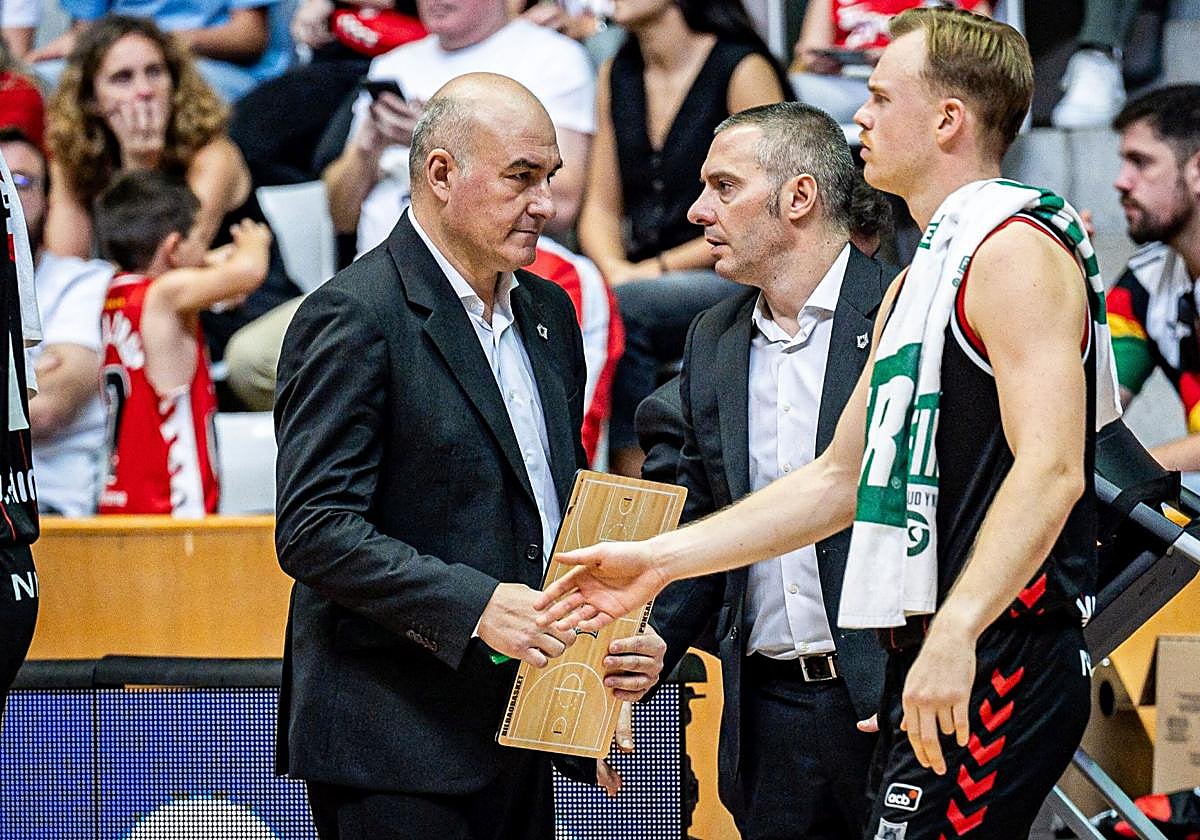 Ponsarnau da órdenes a sus jugadores