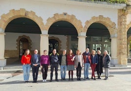 Laura Martin, enfermera en Barrualde-Galdakao, Jon Guajardo, director gerente de Barrualde-Galdakao, Ane González, técnica de igualdad, Raul López, responsable de la policía municipal de Arrigorriaga, Mikel Baza, jefe de la unidad de atención primaria de Arrigorriaga, Joana Etxebarria concejala de política social y feminista, Maite Ibarra, alcaldesa, Alexander Aginagalde, director del IES de Arrigorriaga, Rakel Solaun, directora de Arrigorriaga Herri Ikastetxea, Edurne Arce, jefa de la Ertzain-etxea de Ibaizabal y Ana Rosa Francisco, coordinadora sociosanitaria en Barrualde-Galdakao.