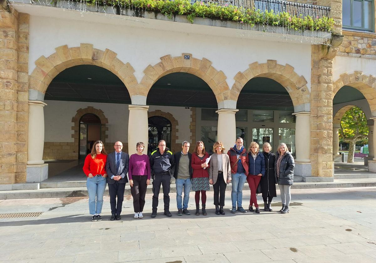 Laura Martin, enfermera en Barrualde-Galdakao, Jon Guajardo, director gerente de Barrualde-Galdakao, Ane González, técnica de igualdad, Raul López, responsable de la policía municipal de Arrigorriaga, Mikel Baza, jefe de la unidad de atención primaria de Arrigorriaga, Joana Etxebarria concejala de política social y feminista, Maite Ibarra, alcaldesa, Alexander Aginagalde, director del IES de Arrigorriaga, Rakel Solaun, directora de Arrigorriaga Herri Ikastetxea, Edurne Arce, jefa de la Ertzain-etxea de Ibaizabal y Ana Rosa Francisco, coordinadora sociosanitaria en Barrualde-Galdakao.