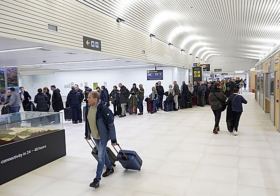 El trasiego de maletas volverá a ser la estampa habitual de este puente en el aeródromo