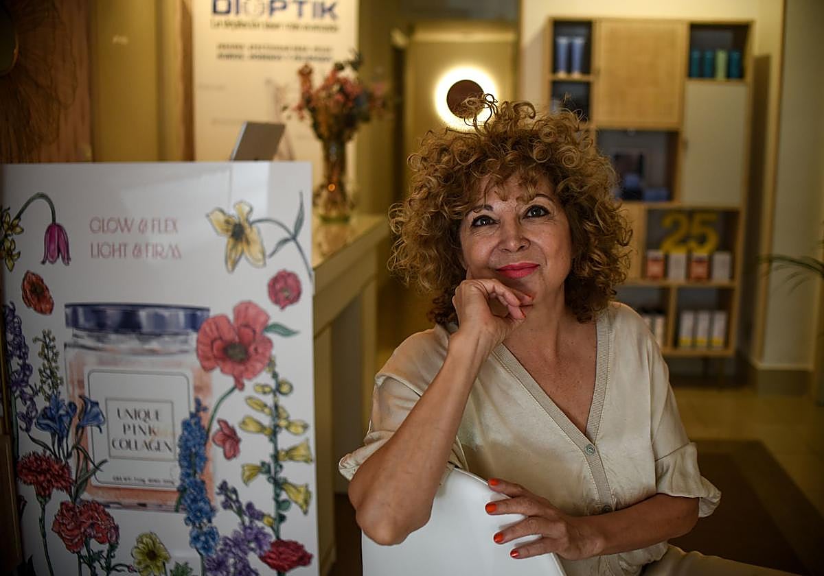 Marina Elvira posa en su centro de estética de Barakaldo, que cumple 25 años.