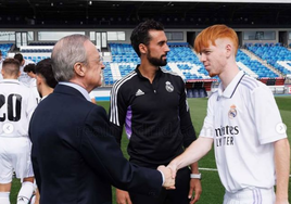 Cucalón estrecha la mano de Florentino Pérez.