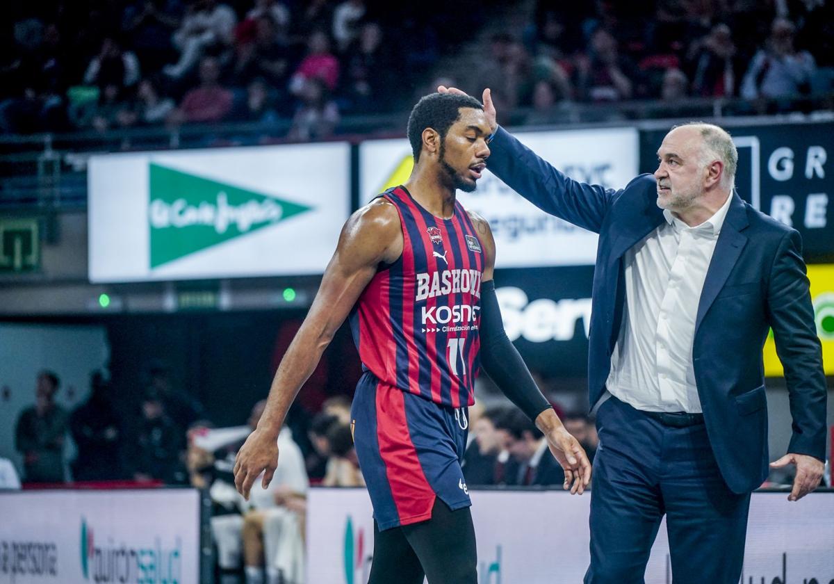 Pablo Laso se dirige a Trent Forrest en el encuentro ante el Efes.