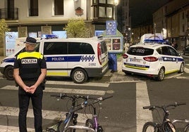 Un agente local vigila una calle de Vitoria.