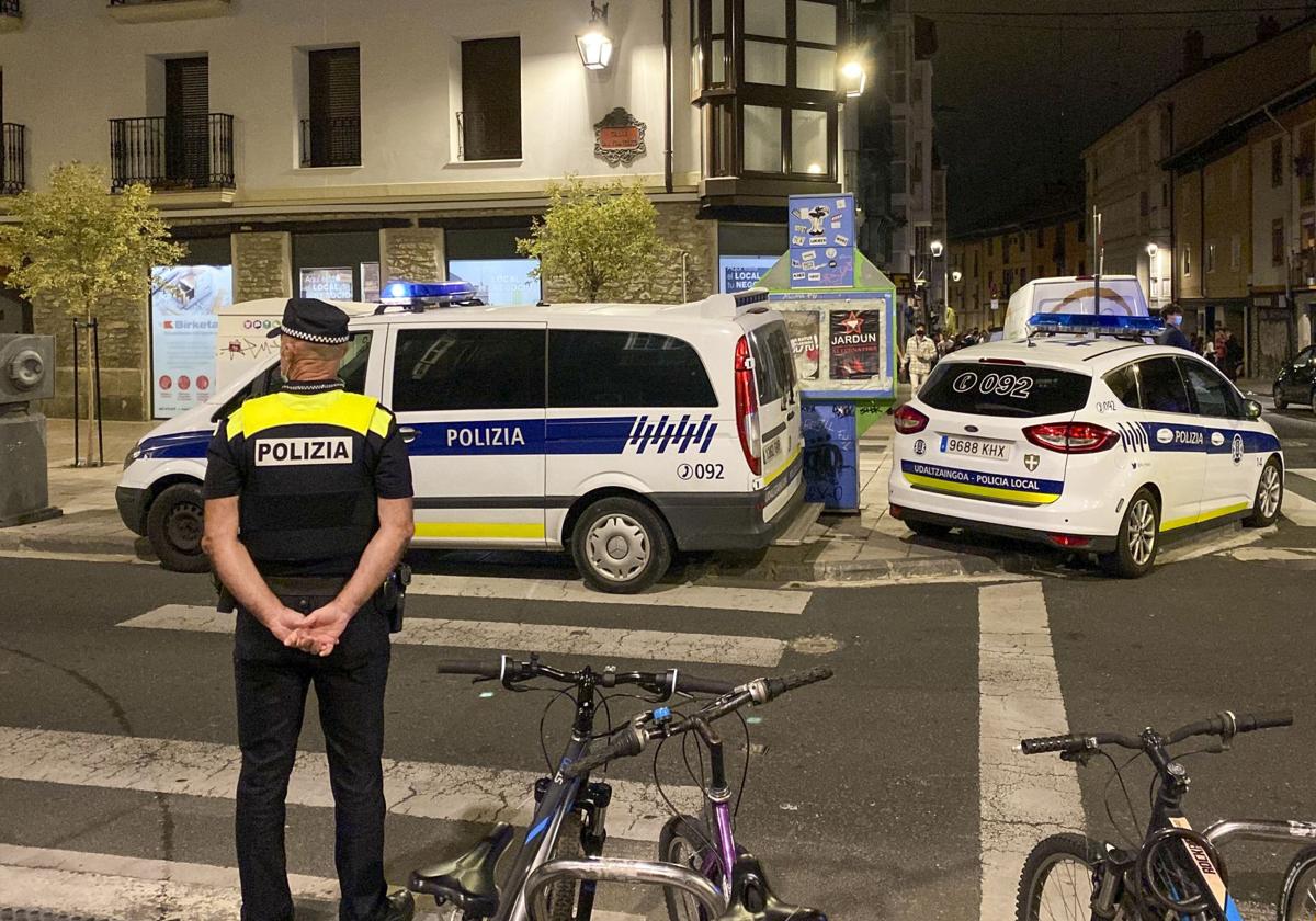 Un agente local vigila una calle de Vitoria.