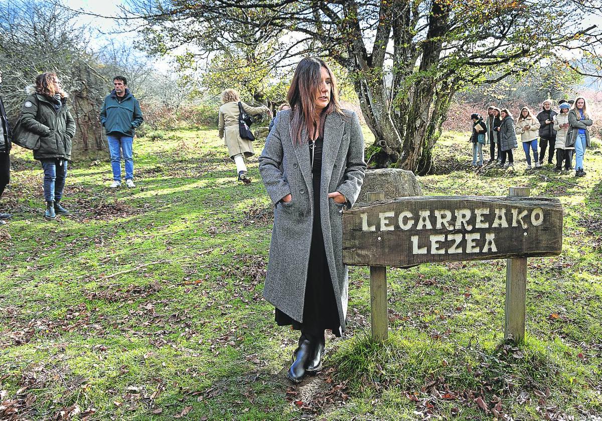 Dolores Redondo, con semblante serio y sobrecogida, ayer ante la sima Legarrea.