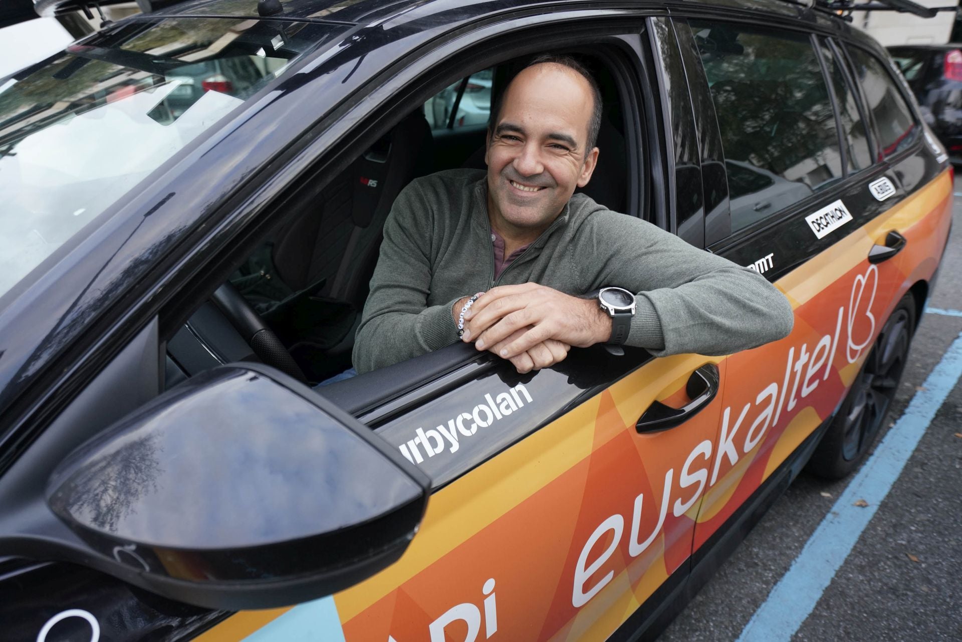 Rubén Pérez posa ya dentro del coche como nuevo director del Euskaltel. Vuelve después de la forzada retirada de 2013