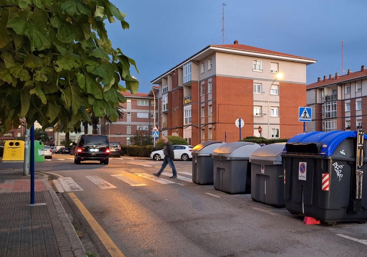 La isla de contenedores, en su actual ubicación, y al fondo, el edificio donde se trasladará.