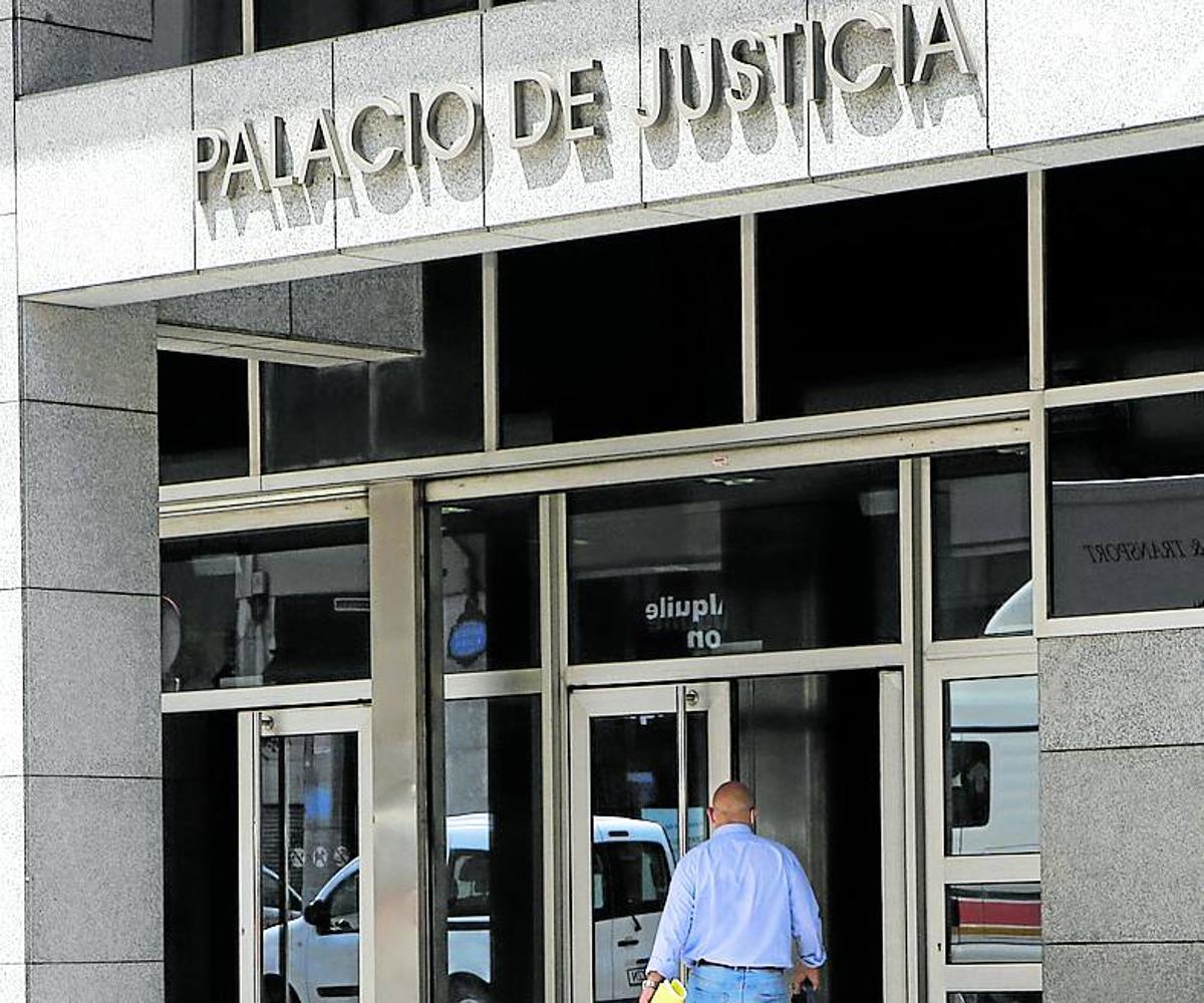 Accesos al Palacio de Justicia de Bilbao.