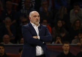 Pablo Laso sigue el partido con gesto serio.