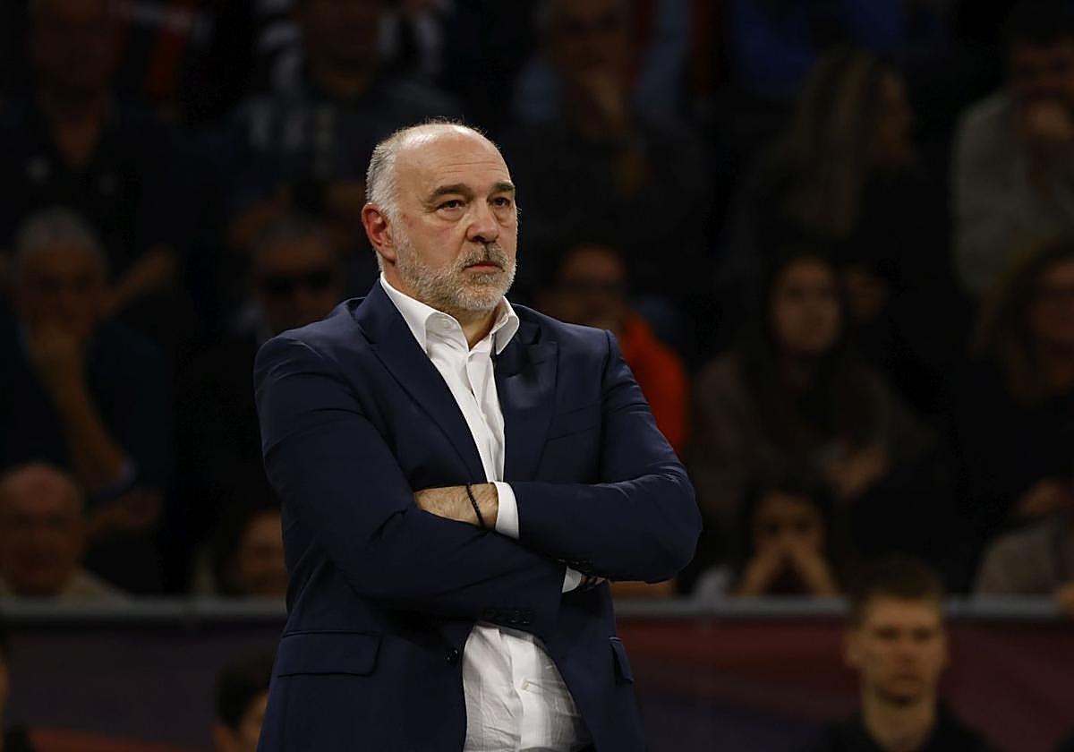 Pablo Laso sigue el partido con gesto serio.