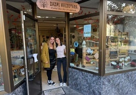 Aitziber y Amaia, propietarias del comercio de productos vascos Zazpi Haizetara, en Igorre.