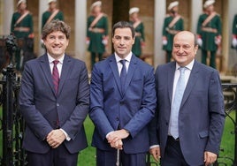 Eneko Andueza, Imanol Pradales y Andoni Ortuzar, durante la jura del lehendakari en Gernika.