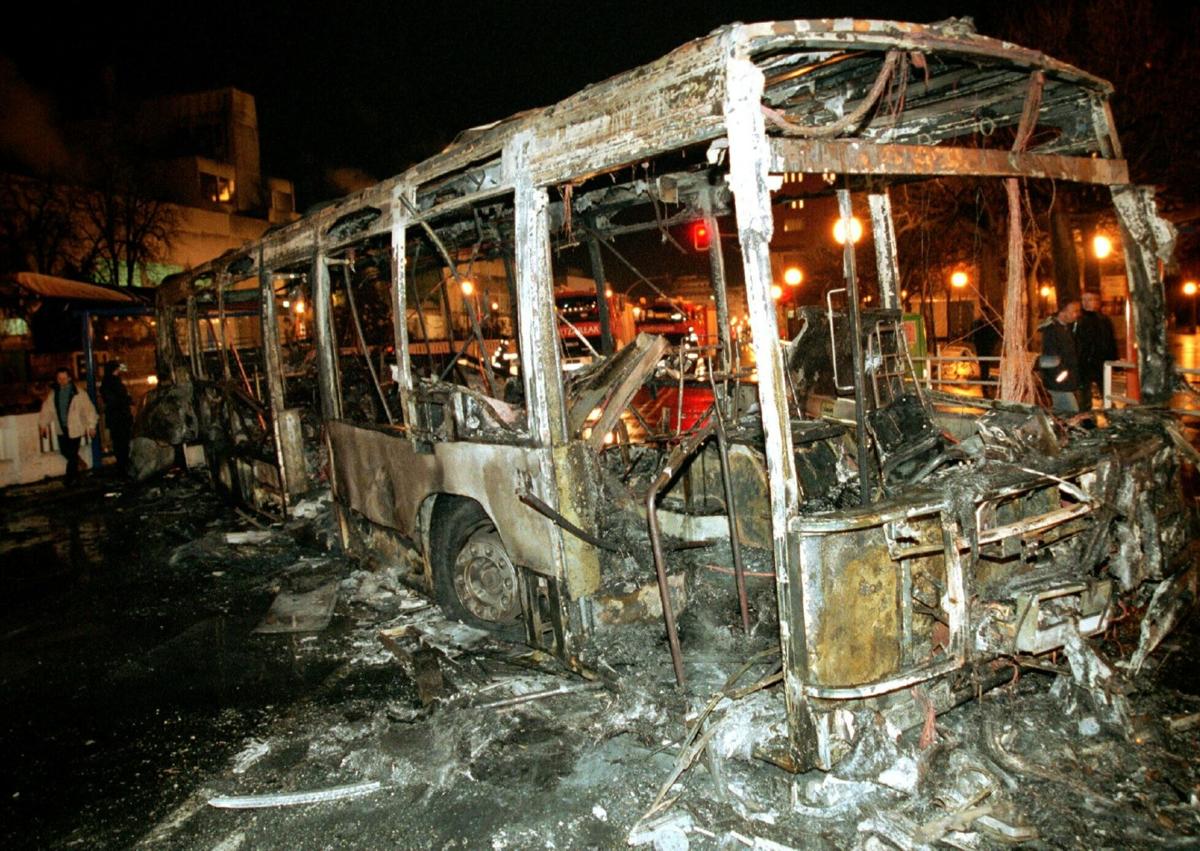 Imagen secundaria 1 - Arriba, jóvenes radicales durante unos disturbios en Rentería. Abajo, en un autobús incendiado. Al lado, carteles contra el consejero Atutxa.