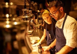 El chef griego Dimitrios Tasoulis, jefe de cocina en Mugaritz, y su pareja, Celeste Abraham, en Bakea (Mungia).