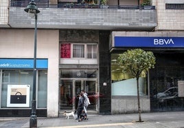 Sucursales de Banco Sabadell y BBVA en una misma calle.