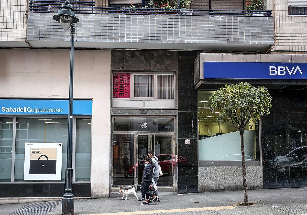 Sucursales de Banco Sabadell y BBVA en una misma calle.