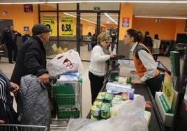 Clientes pagan sus compras en la caja de un Mercadona.