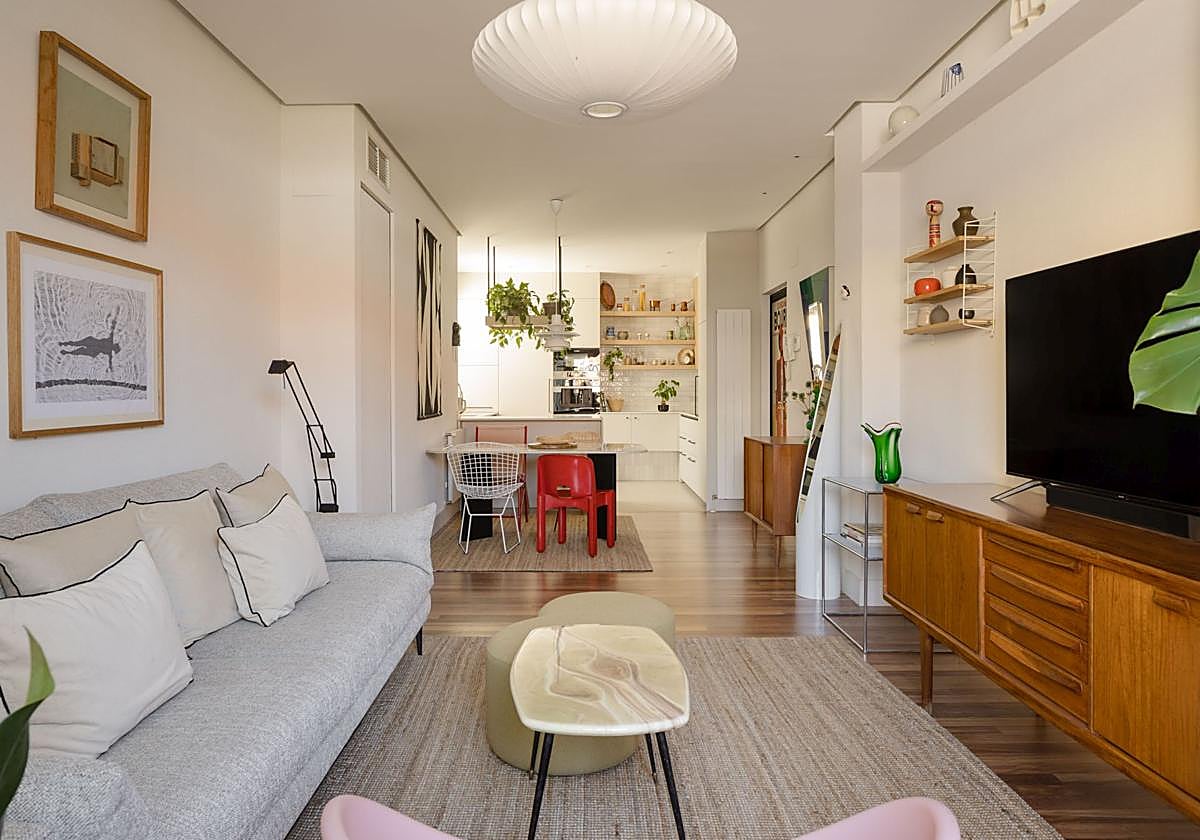 El ático de Indautxu de los años 70 de una pareja joven y su hijo convertido en un piso diáfano y moderno.