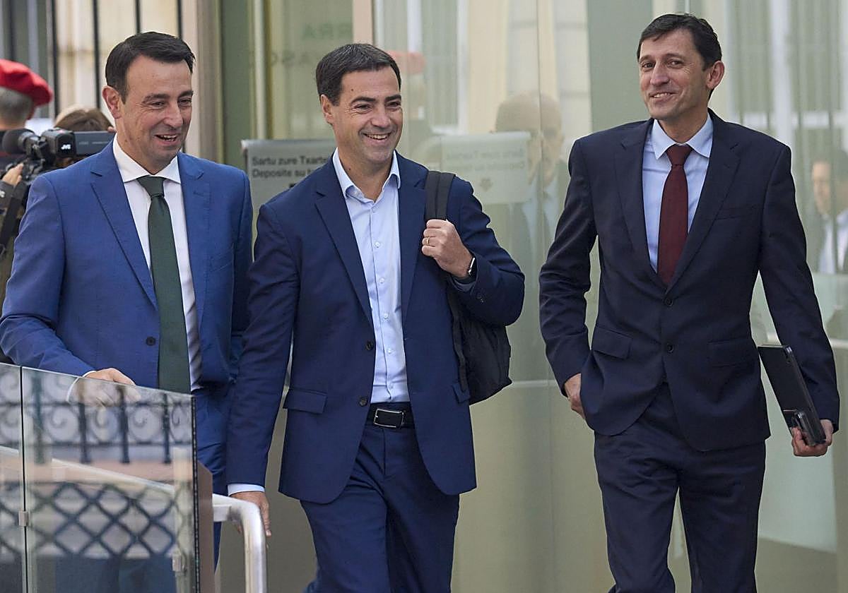 Mikel Torres, Imanol Pradales y Nöel d'Anjou, el día en que presentaron los Presupuestos de 2025 ante el Parlamento vasco.