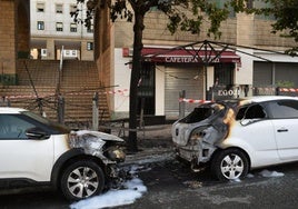 Dos de los vehículos destrozados y el estado en el que ha quedado la terraza.