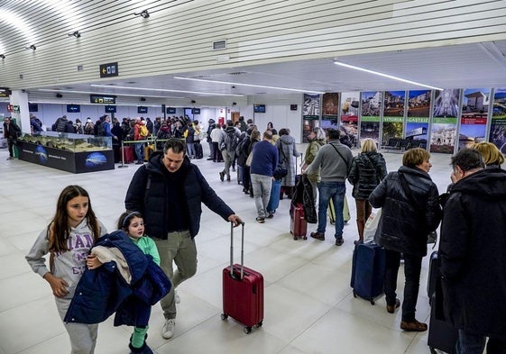 Pasajeros esperan para facturar en Foronda.