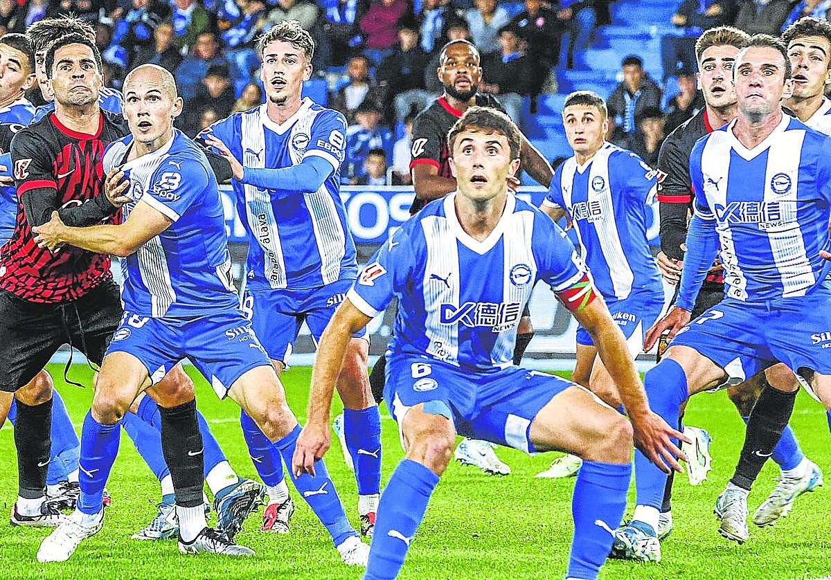 El Alavés, con Guevara en primer plano, trata de defender un córner lanzado por el Mallorca, en el partido disputado en Mendizorroza.