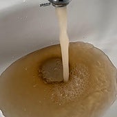 El Consorcio de Aguas mantiene la recomendación de no consumir agua del grifo en Erandio, Zamudio y Loiu