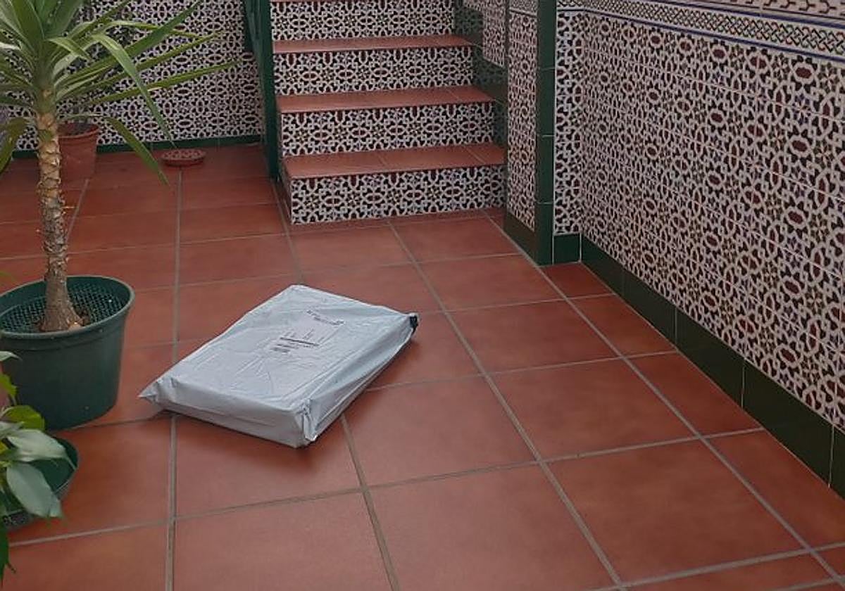 La indignación con un repartidor por lanzar un ordenador portátil por encima de un muro: «Se llama 'Black Fraude'»