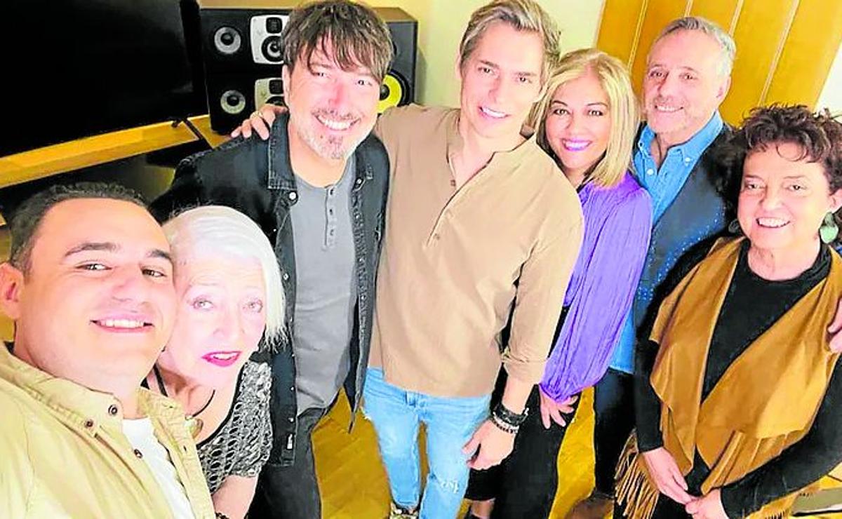 Carlos Baute con Mocedades en 2023.