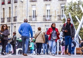 Varios ciudadanos caminan por el centro de Vitoria.