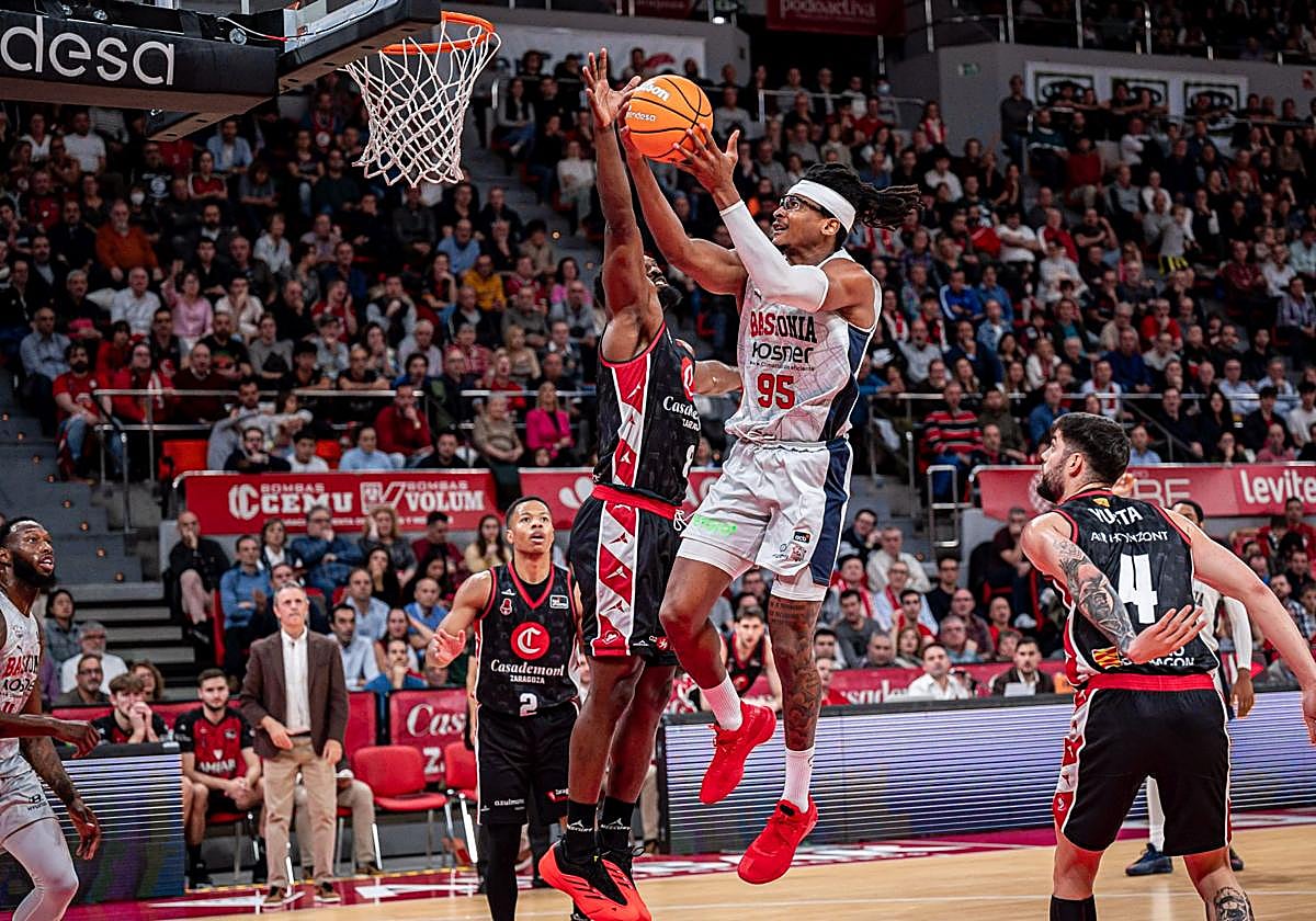 Moneke entra a canasta.