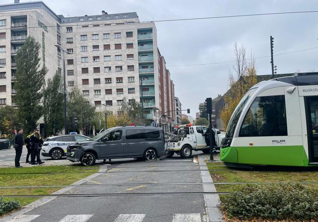 La grúa se he llevado la furgoneta accidentada.