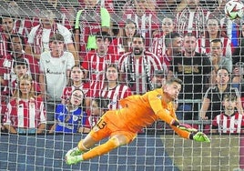 El de Rentería despeja un balón en el partido europeo contra el Slavia Praga.