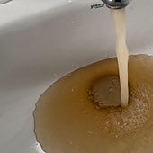 Así sale el agua turbia en los pisos de los 30.000 vecinos de Erandio, Zamudio y Loiu