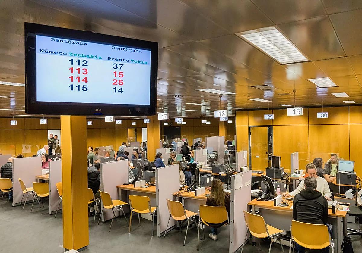 Usuarios en las oficinas de Hacienda durante la campaña de la Renta.