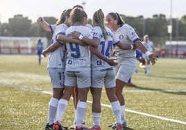 Las jugadoras albiazules celebran uno de los goles.