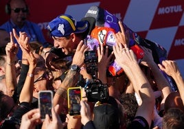 La emotiva celebración de Jorge Martín, campeón de MotoGP: abrazo con su familia, lágrimas de su novia María Monfort...