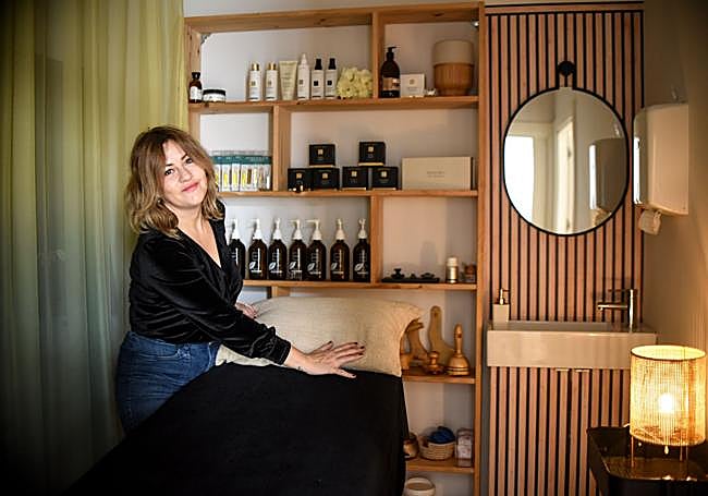 Esther Arias, creadora del estudio de estética y bienestar Calma.