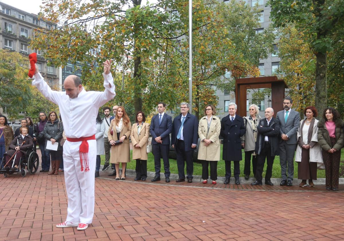 Al acto inaugural de la escultura han asistido representantes políticos y familiares de víctimas del terrorismo