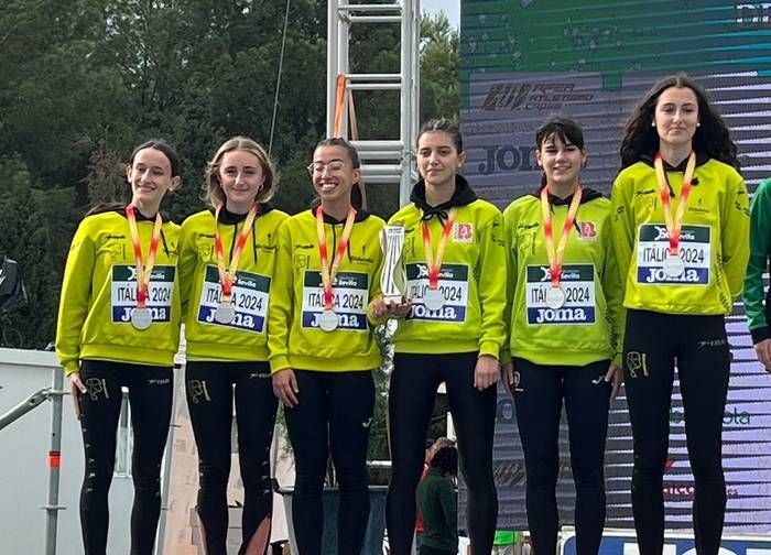 Las atletas del Bidezabal Sub'20, en el podio del campeonato de España de clubes.