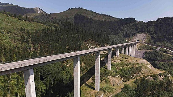 Adif se da un año para reparar las carreteras afectadas por el desprendimiento de Aramaio