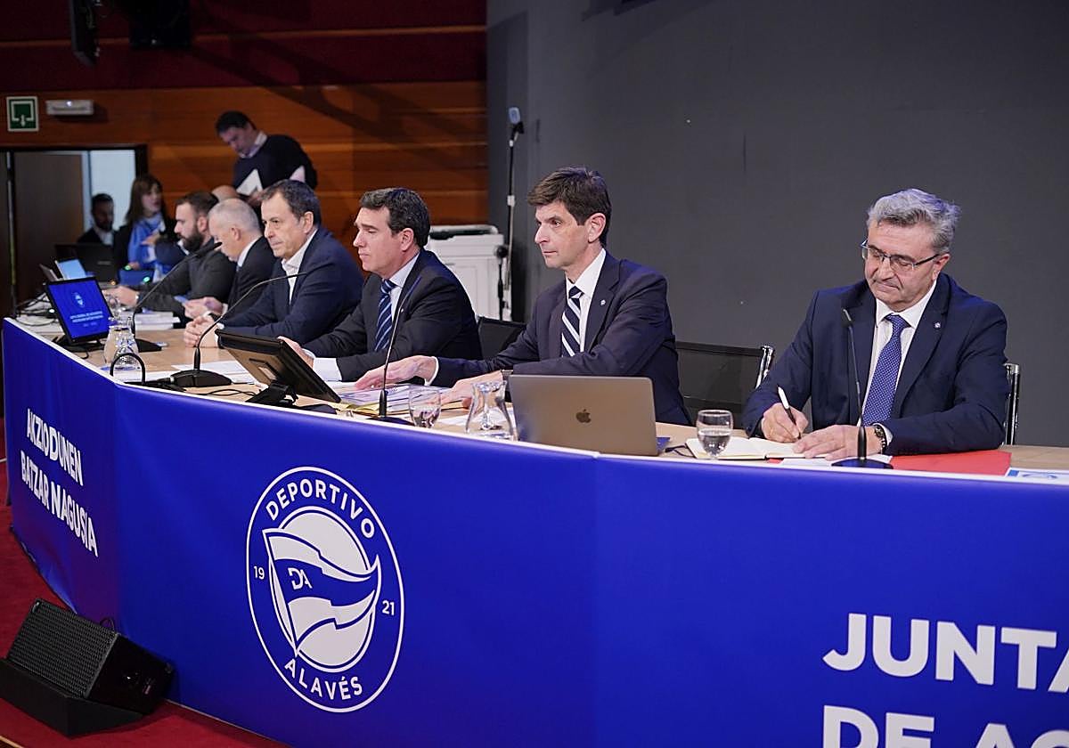 Alfonso Fernández de Trocóniz y Jesús Vázquez, en primer término, durante la junta de accionistas de 2022, celebrada en el Palacio Europa.